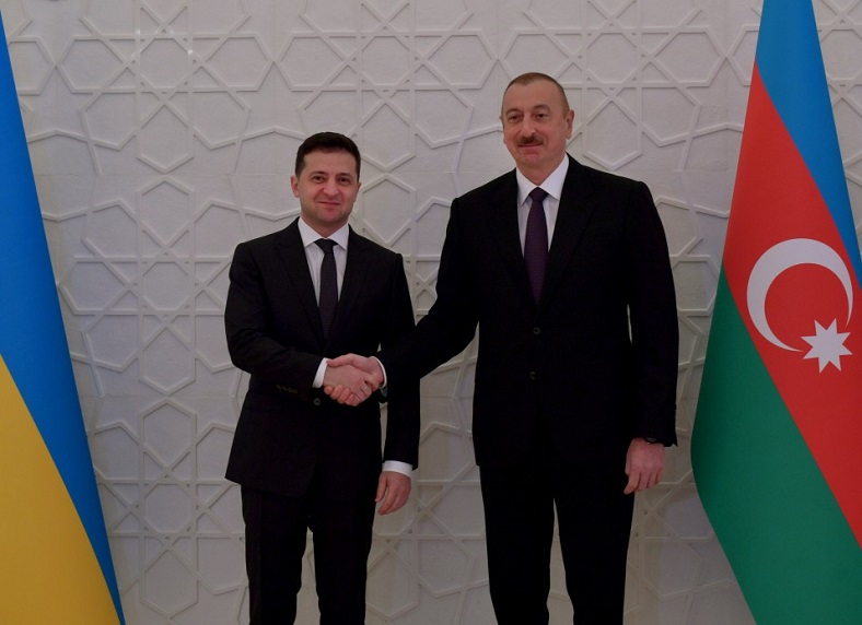 Зеленский поблагодарил Алиева за помощь Украине во время войны с Россией